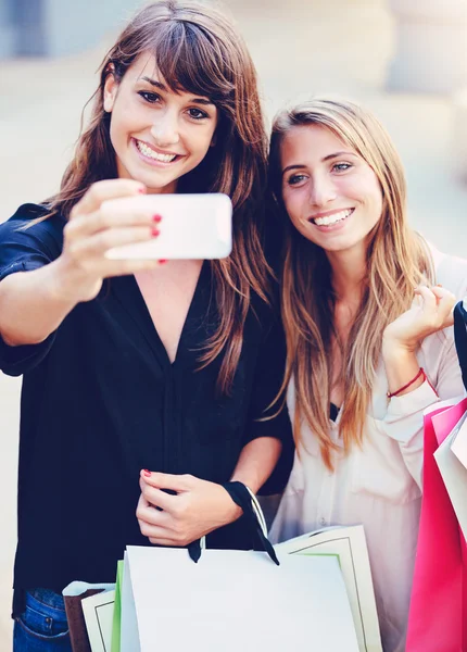 Krásné dívky s nákupní tašky, s "selfie" — Stock fotografie