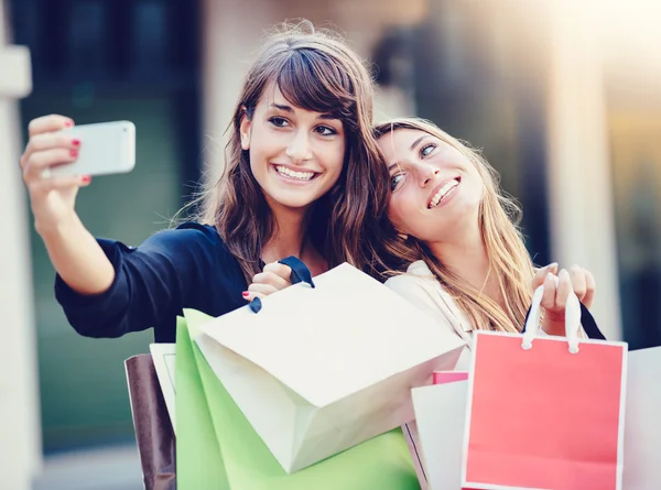 Mooie meisjes met boodschappentassen nemen een selfie"" — Stockfoto