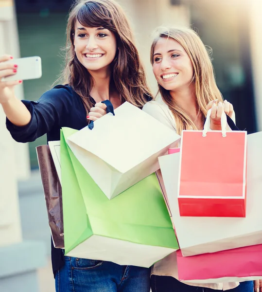 Meninas bonitas com sacos de compras tomar um "selfie " — Fotografia de Stock
