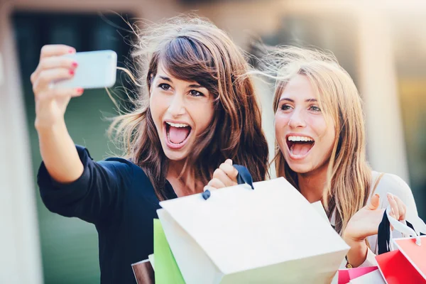 Mooie meisjes met boodschappentassen nemen een selfie"" — Stockfoto