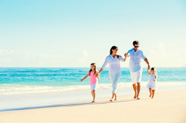 Glückliche Familie am Strand Stockbild