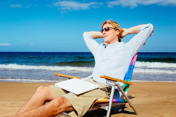 Obchodní muž relaxaci na pláži — Stock fotografie