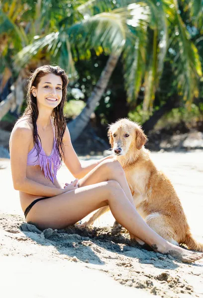 Femme à la plage avec son chien — Photo