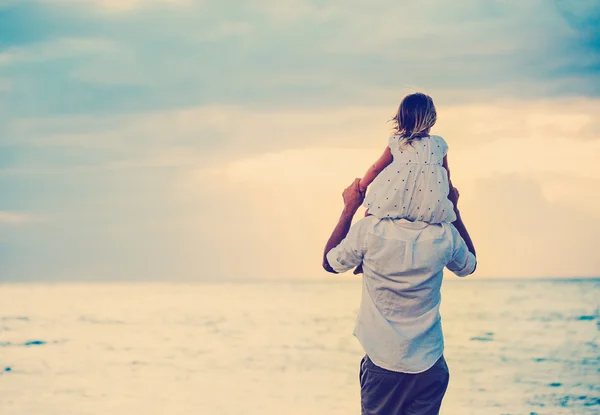 Pai e filha brincando juntos — Fotografia de Stock