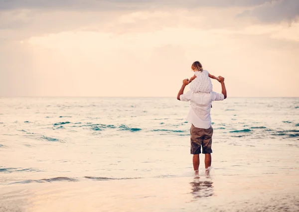 Padre e hija jugando juntos — Foto de Stock