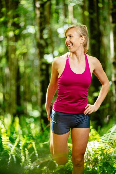 Atletische vrouw die zich uitstrekt — Stockfoto