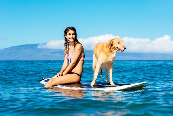 Jeune femme surfant avec son chien — Photo