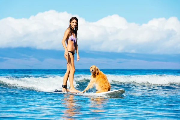 年轻女子和她的狗冲浪 — 图库照片