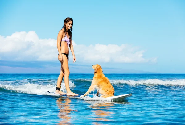 年轻女子和她的狗冲浪 — 图库照片