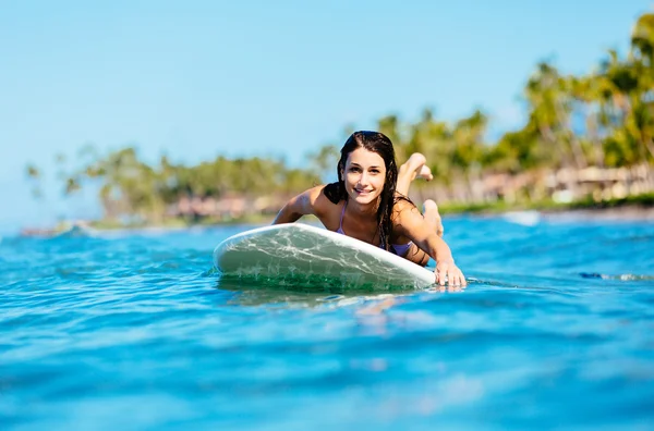 Ung kvinna surfing i hawaii — Stockfoto