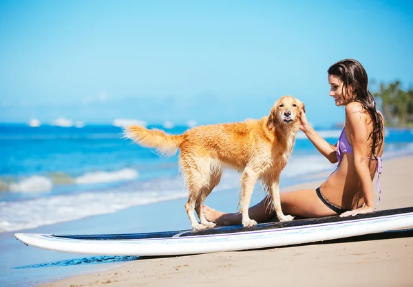 Kobieta na plaży z psem — Zdjęcie stockowe