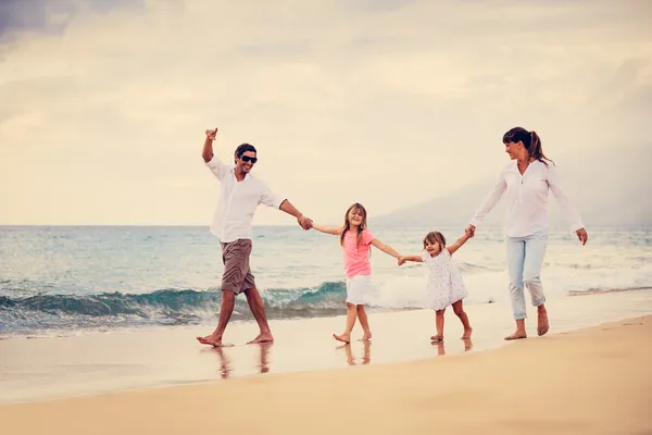 Happy Family si divertono a passeggiare sulla spiaggia al tramonto — Foto Stock