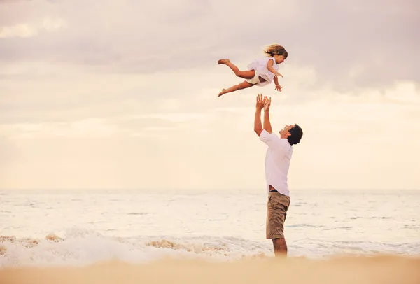 Padre e hija jugando juntos —  Fotos de Stock