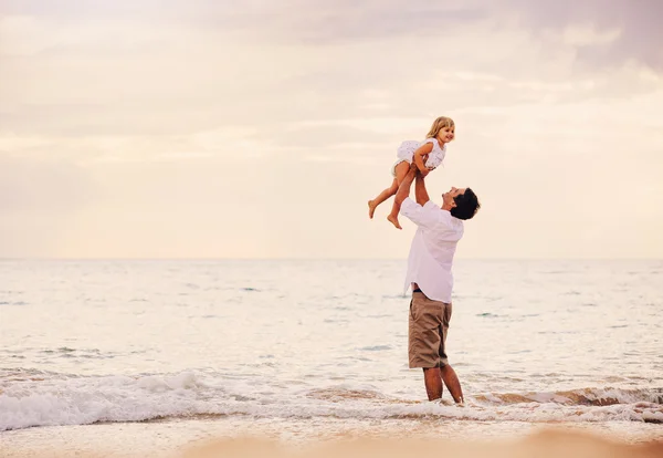 Padre e hija jugando juntos —  Fotos de Stock