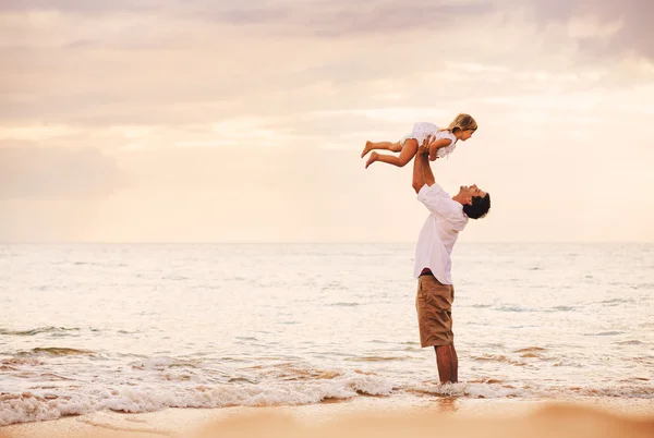 Padre e hija jugando juntos —  Fotos de Stock