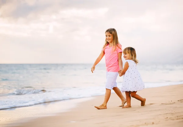 Dos niñas caminando juntas en la playa —  Fotos de Stock