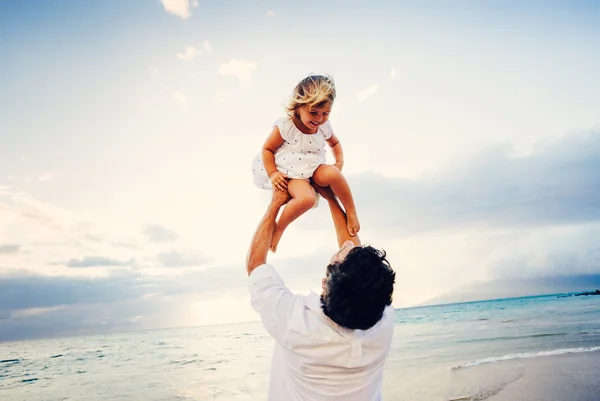 Pai e filha brincando juntos — Fotografia de Stock