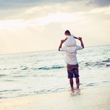 Baba ve kızı birlikte oynuyorlar.