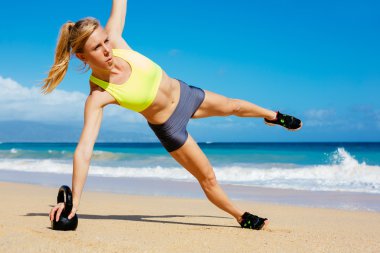 su ısıtıcısı çan egzersiz yapıyor kadın