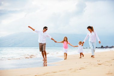 Aile sahilde yürüyor.