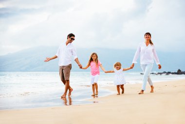 Aile sahilde yürüyor.