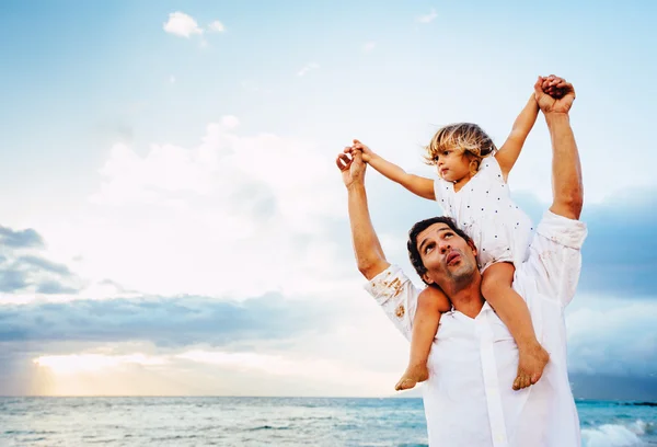 Pai e filha brincando juntos — Fotografia de Stock