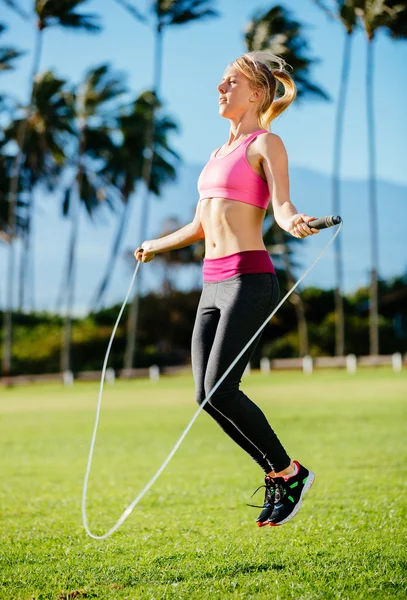 Mulher exercitando corda de salto — Fotografia de Stock