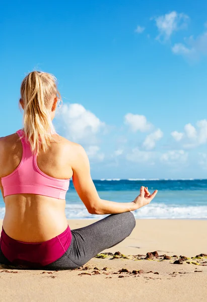 Mladá žena cvičí ranní meditace — Stock fotografie