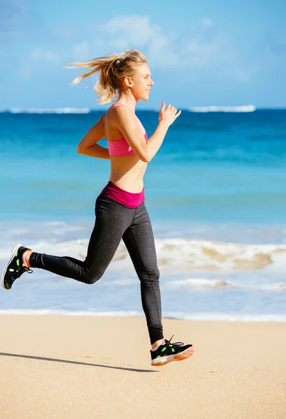 Donna che corre sulla spiaggia — Foto Stock