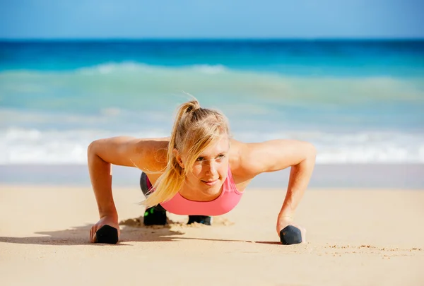 Žena, která dělá push up mimo. — Stock fotografie