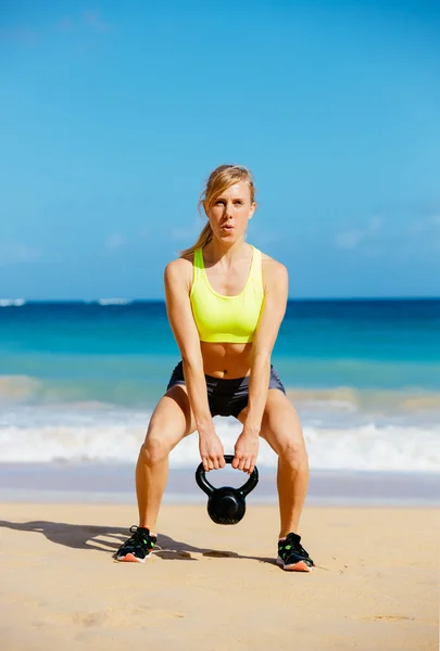 Mulher fazendo Kettle Bell Workout — Fotografia de Stock