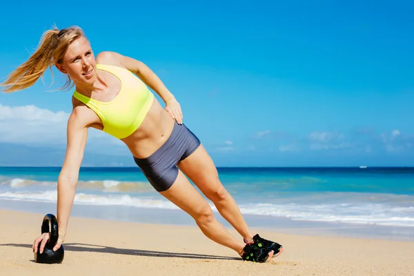 Woman Doing Kettle Bell Workout — Stock Photo, Image