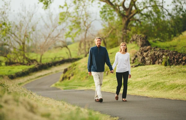 Midden leeftijd paar wandelen — Stockfoto