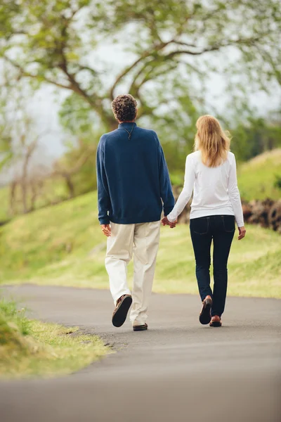 Middle aged couple walking — Stock Photo, Image