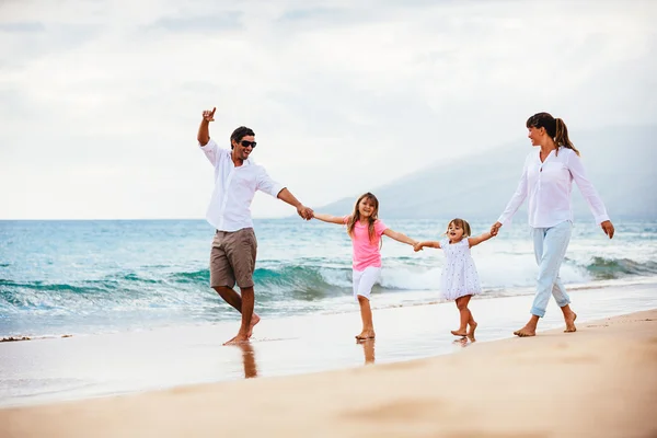 Сім'я гуляє на пляжі — стокове фото