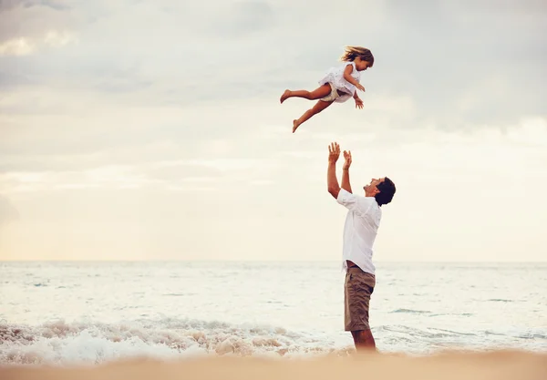 Pai e filha brincando juntos — Fotografia de Stock