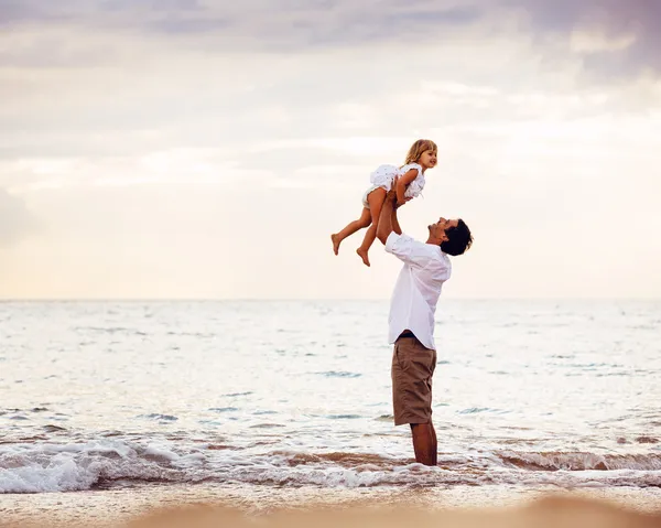 Vater und Tochter spielen zusammen — Stockfoto