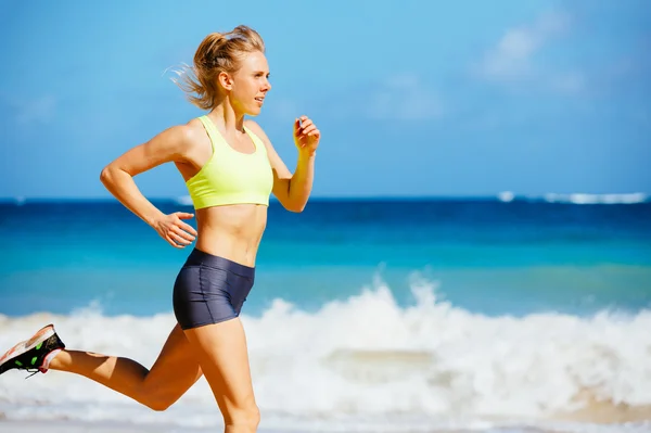 Mulher correndo na praia Fotografias De Stock Royalty-Free
