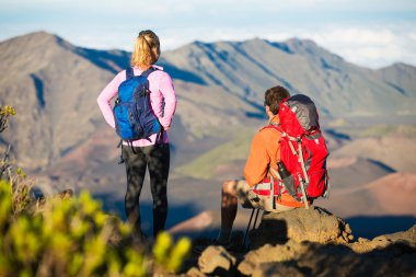 dağın tepesinden manzarayı yürüyüşçü