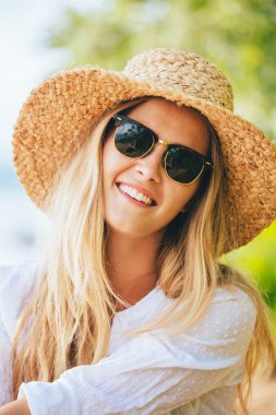 moda lifesytle, sahilde güzel sarışın kız portresi