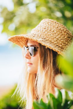 moda lifesytle, sahilde güzel sarışın kız portresi