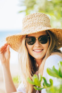 moda lifesytle, sahilde güzel sarışın kız portresi