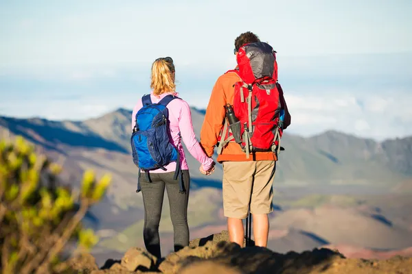 Wandelaars genieten van het uitzicht vanaf de bergtop — Stockfoto