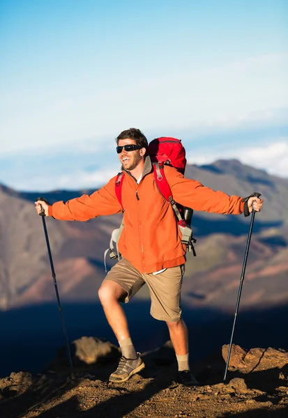 Wanderer mit Rucksack — Stockfoto