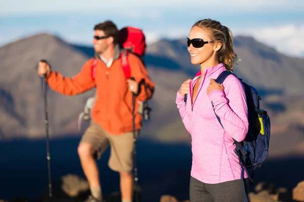 Hikers enjoying the view from the mountain top — Stock Photo, Image