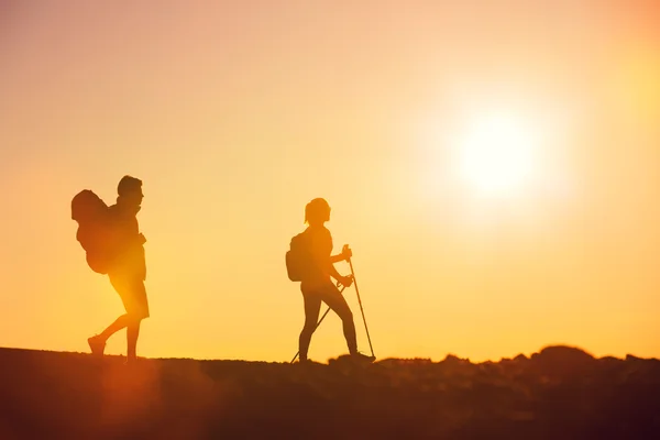 Escursionisti al tramonto — Foto Stock