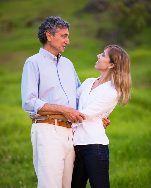 Ältere mittleren Alters Paar in der Liebe Umarmung — Stockfoto