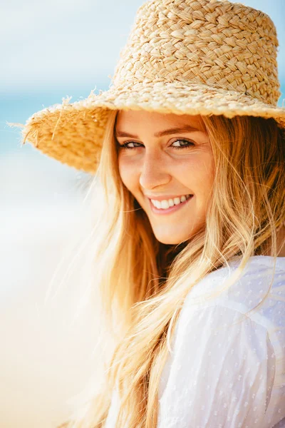 Retrato de una hermosa chica rubia en la playa —  Fotos de Stock