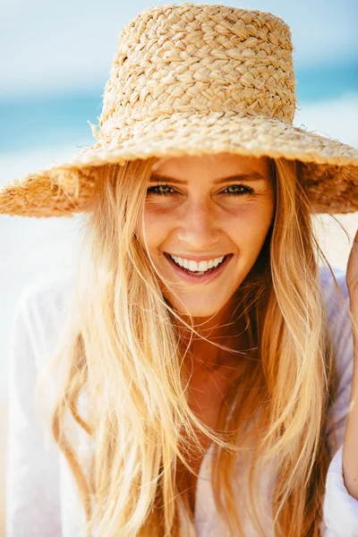 Retrato de bela menina loira na praia — Fotografia de Stock