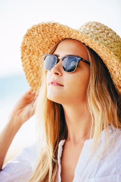 Moda lifesytle, Retrato de bela menina loira na praia — Fotografia de Stock